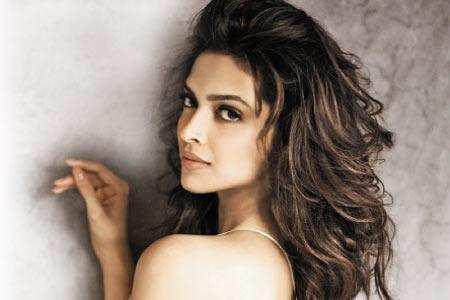 Deepika Padukone Hot Pics In Housefull