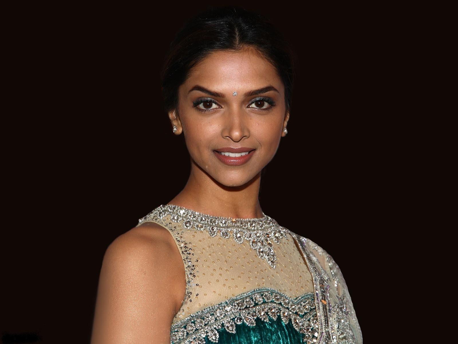 Deepika Padukone Hot Pics In Saree