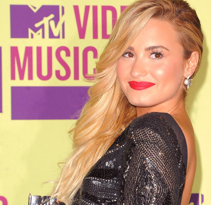 Miley Cyrus And Demi Lovato Vma 2012